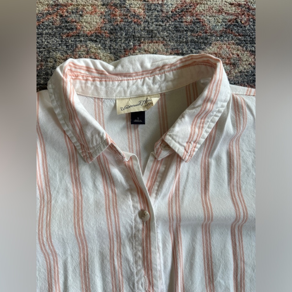 Universal Thread Women’s Button Up - Picture 3 of 3